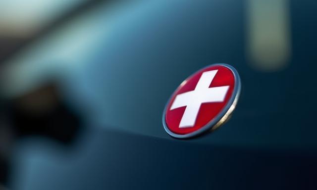 Schweizer Vignette auf einer Windschutzscheibe eines Autos