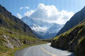 Straße entlang des Furka-Passes mit Gletscherblick
