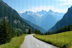 Panoramablick auf die Gotthard-Route mit Bergen und Straße